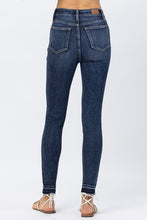 Load image into Gallery viewer, Hightwaisted Tummy Control Clean Plus Skinny Jean

