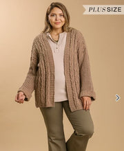 Load image into Gallery viewer, 3/4  Folded Cable Plus Cardigan
